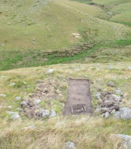 Stone-enclosed hearth on the second slope terrace